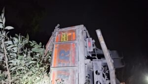 गहरी खाई में गिरे ट्रक चालक को SDRF ने किया रेस्क्यू, अंधेरे में चलाया सफल अभियान